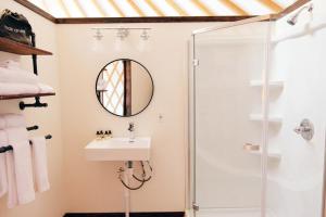 Gallery image of Johnny Yurts - The Lavender in Johnson City +1 photo