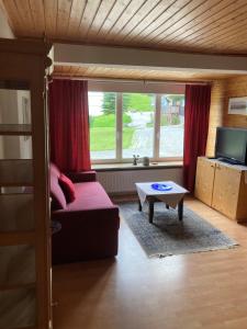 Una sala de estar con un sofá y una mesa de café. en Haus Wäscher, en Hirschegg 14 fotos más