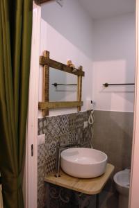 CiròにあるCasa Mazzone Experienceの洗面台とトイレ付きのバスルーム +61枚の写真
