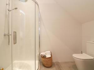 ein Badezimmer mit Dusche und Toilette in der Unterkunft 2 The Old School House in Dartmouth + 28 Fotos