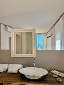 ベグールにあるEs Cel de Begur Hotelのバスルーム(大きな楕円形のシンク、鏡付)