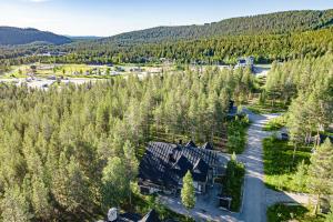 an aerial view of a house in the woods at Villa Aatu Levi Ski-in Ski-out in Levi +37 photos