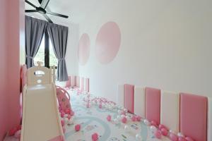 een kamer met een tafel met een cake en een spiegel bij Cameron Centrum CozyNest with Kids Play Area Clover Home A-1-15A in Brinchang