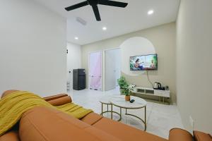 een woonkamer met een bank en een tafel bij Cameron Centrum CozyNest with Kids Play Area Clover Home A-1-15A in Brinchang