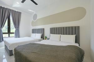 2 bedden in een slaapkamer met witte muren en ramen bij Cameron Centrum CozyNest with Kids Play Area Clover Home A-1-15A in Brinchang +83 foto's