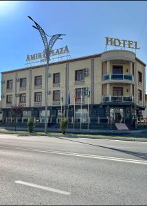 un hôtel situé sur le côté d'une rue avec une route dans l'établissement AMIR PLAZA hotel, à Akmechetʼ
