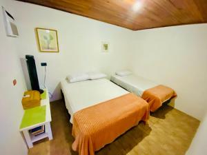 Giường trong phòng chung tại Nomads Family Rooms, Fortuna Town