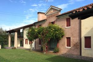 an old house with a green door and a yard at Silea Apartments, Pool, Garden, Treviso in Silea +117 photos