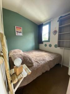 une chambre avec un lit et une fenêtre dans l'établissement Charmant appartement avec parking privé dans une petite résidence très calme, aux Angles