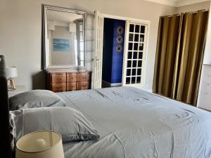 Un dormitorio con una cama grande y una ventana. en l OSTAL BLAU, en Rodez