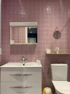 un baño con lavabo e inodoro en l OSTAL BLAU, en Rodez