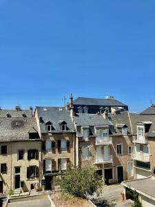 un grupo de edificios de apartamentos en una ciudad en l OSTAL BLAU, en Rodez