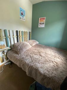 une chambre avec un lit et un mur bleu dans l'établissement Charmant appartement avec parking privé dans une petite résidence très calme, aux Angles 42 autres photos