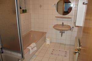 un bagno con vasca e lavandino di Ferienwohnung Familie Schaefer a Schmallenberg