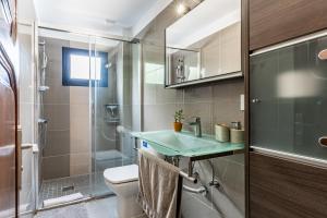 une salle de bain avec un lavabo, des toilettes et une douche dans l'établissement Centric and bright apartment - Puerto de La Cruz, à Puerto de la Cruz 34 autres photos