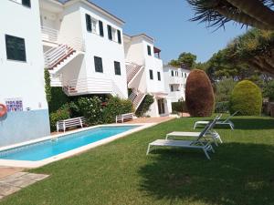 Villa con piscina y 2 sillas de jardín en Apartamentos Piscis, en Cala Blanca