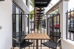 d'une terrasse avec une table et des chaises en bois sur un balcon. dans l'établissement Centric and bright apartment - Puerto de La Cruz, à Puerto de la Cruz