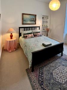 een slaapkamer met een groot bed en een tafel bij Dairsie Sea View in Rothesay