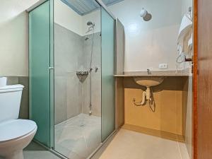 a bathroom with a glass shower and a sink at 1 suíte Jacuzzi Lareira Churrasqueira in Campos do Jordão +39 photos