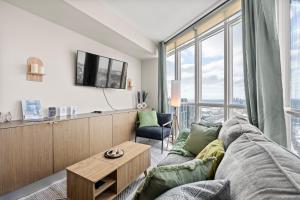 Μια τηλεόραση ή/και κέντρο ψυχαγωγίας στο 1 Bedroom Condo in Downtown