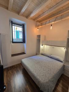 a bedroom with a bed and a window at La Hora Feliz - Metro Sesto Rondo' in Sesto San Giovanni