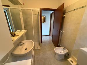 un bagno con lavandino e WC di La Quiete 30 Lake view apartment by Gardadomusmea a Tremosine Sul Garda Altre 23 foto