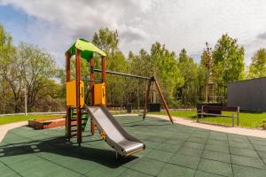 ein Spielplatz mit Rutsche in einem Park in der Unterkunft Grand Apartments - Horizon in Danzig