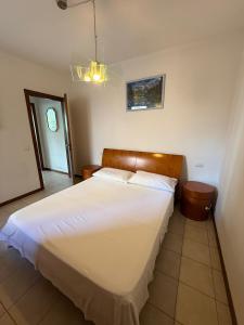 una camera da letto con un grande letto bianco in una stanza di La Quiete 30 Lake view apartment by Gardadomusmea a Tremosine Sul Garda