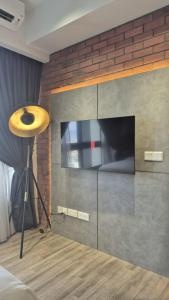 a room with a television and a lamp in a room at Agile Pavillion TRX Luxury Suited Kuala Lumpur Good View in Kuala Lumpur