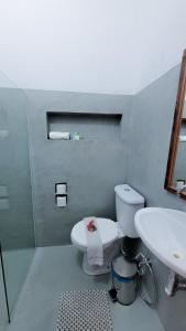 a bathroom with a toilet and a sink at Pousada Maria Dajuda Caraiva in Caraíva
