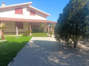una casa con un árbol delante en Villa Panorama Scurzi, en Militello Rosmatino 32 fotos más