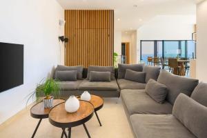 un soggiorno con un divano e un tavolo di Luxury House with Private Pool, Jacuzzi and Wellness Spa a Torrox Costa