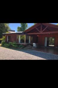 uma pequena casa com uma mesa em frente em Cabaña familiar para 6 pax en pucon em Pucón