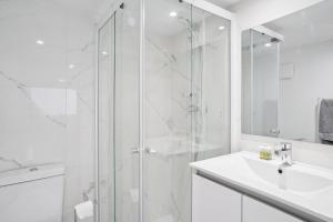 维勒班"Casa Nova " Chic et cosy avec climatisation à deux pas du métro的带淋浴和水槽的白色浴室