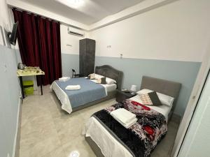 罗马TERMINI ROMA CENTRo的一间带两张床和一张桌子的酒店房间