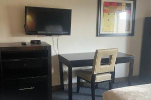 Μια τηλεόραση ή/και κέντρο ψυχαγωγίας στο Hotel Inn Columbus