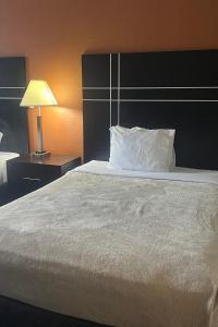 Ένα ή περισσότερα κρεβάτια σε δωμάτιο στο Hotel Inn Columbus