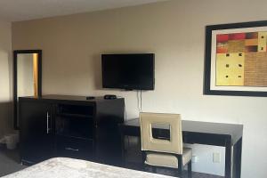 Μια τηλεόραση ή/και κέντρο ψυχαγωγίας στο Hotel Inn Columbus