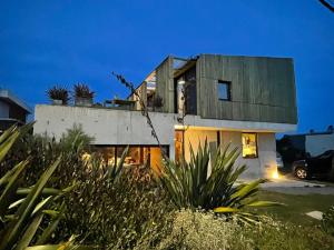 拉帕洛马CABITO B & B的夜晚点燃的房子