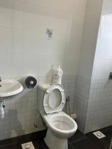 a bathroom with a toilet and a sink at Adik Aisyah homestay cameron quintet A3-7-3A in Tanah Rata