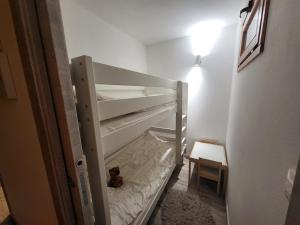 un réfrigérateur vide avec une porte ouverte dans une pièce dans l'établissement Studio moderne à Montgenèvre avec garage intégré - FR-1-266-245, à Montgenèvre