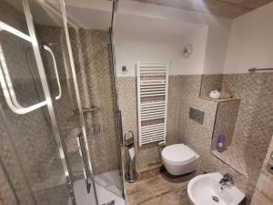 une salle de bains avec douche, toilettes et lavabo dans l'établissement Studio moderne à Montgenèvre avec garage intégré - FR-1-266-245, à Montgenèvre 7 autres photos