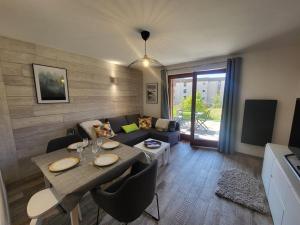 un salon avec une table et un canapé dans l'établissement Studio moderne à Montgenèvre avec garage intégré - FR-1-266-245, à Montgenèvre