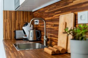 un comptoir de cuisine avec un évier et un évier dans l'établissement Stylish and central flat - Puerto de la Cruz, à Puerto de la Cruz 53 autres photos