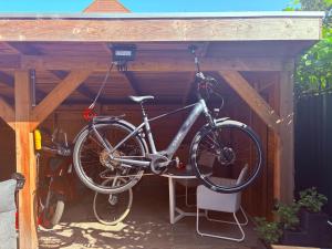 a bike is hanging from the inside of a shed at Bommelsteijn Lodge in Dordrecht