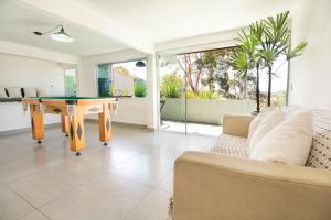 a living room with a couch and a pool table at Casa em Búzios - 3 quartos e Vista ao Mar in Búzios
