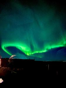 Φωτογραφία από το άλμπουμ του Eyja Mork - Aurora Igloo with shared Hot Tub, BBQ and kitchen - B2 σε Stora Mork