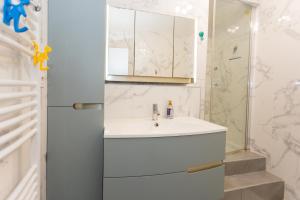 a bathroom with a sink and a shower at Le Luma - Maison 6 prs - Jardin - Ping-Pong in Noisiel +31 photos