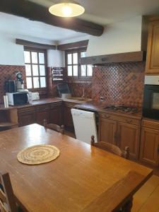 PierrevertにあるCharmante maison de village au cœur du Luberonのキッチン(木製テーブル、木製カウンタートップ付)