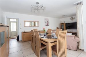 a kitchen and dining room with a table and chairs at Le Luma - Maison 6 prs - Jardin - Ping-Pong in Noisiel